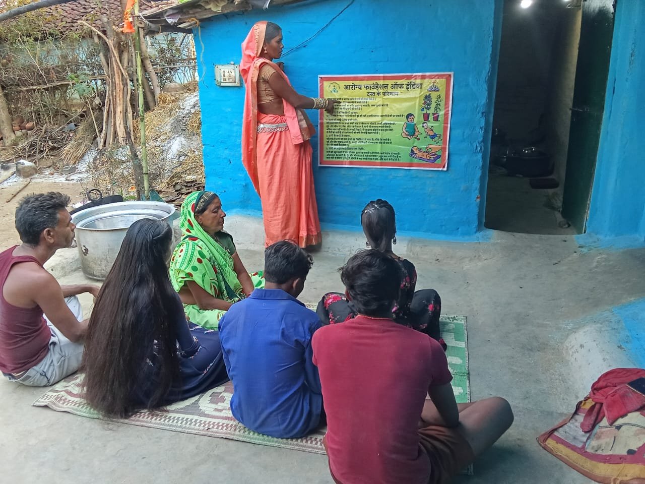 संच डिंडोरी ग्राम पड़रिया सेविका श्रीमती सुनीता यादव पोस्ट प्रदर्शन करते हुए